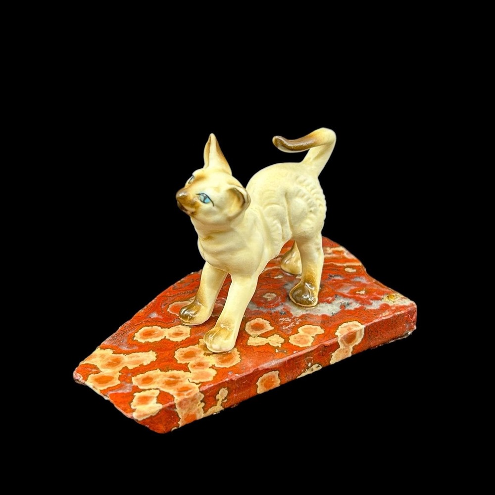 Vintage Siamese Cat Mini Figurine on Red Stone Slab Mid Century Home Decor - Picture 3 of 14